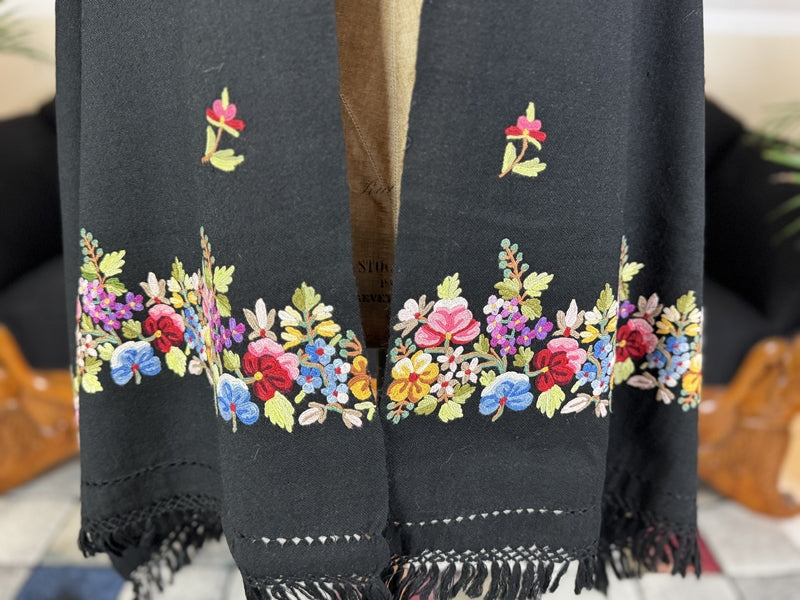 Wollschal mit gestickten Blumenmotiven, ca. 1900