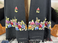 Wollschal mit gestickten Blumenmotiven, ca. 1900