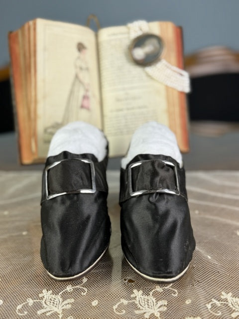 Spätbarocke Damenschuhe, 1730er–1740er Jahre – Seltene englische Seidenschuhe aus dem 18. Jahrhundert