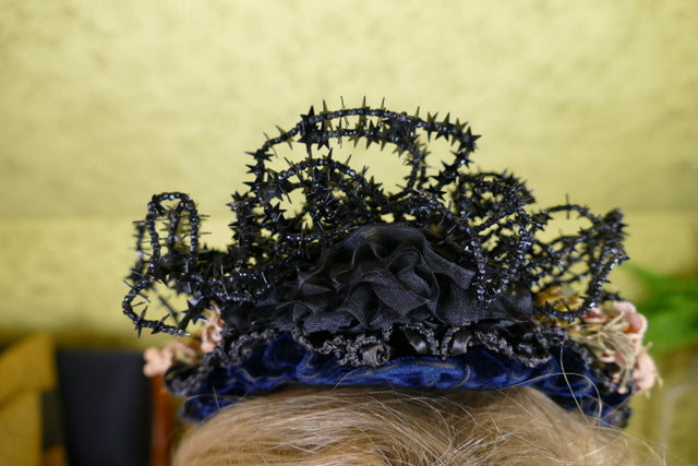 Cabochon-Blumenhaube, 1880er