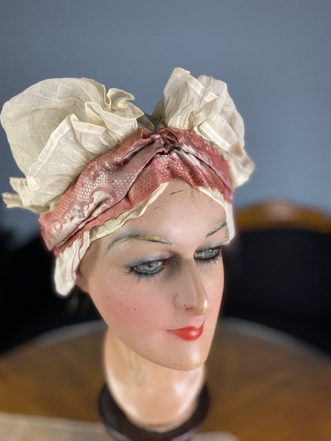 Bonnet boudoir pour coiffures en escargot, vers 1910