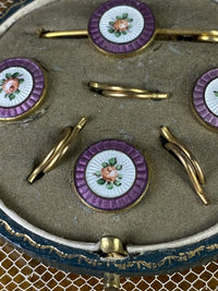 Drei Herrenknöpfe und eine Anstecknadel, England, ca. 1900