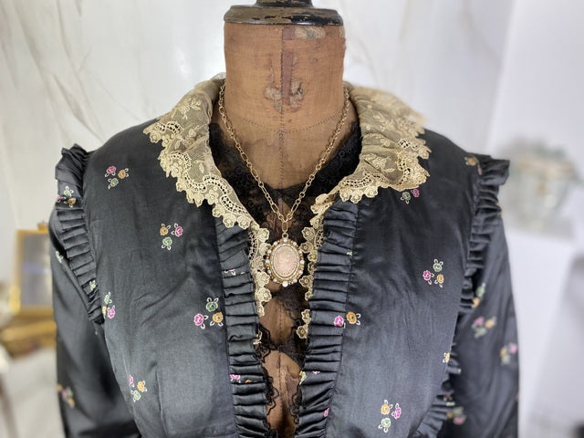 Antikes graues Seidenkleid mit Blumenmuster, ca. 1916