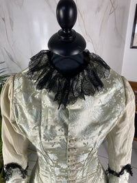 Antikes zweiteiliges Dinnerkleid aus Seidenbrokat, ca. 1898