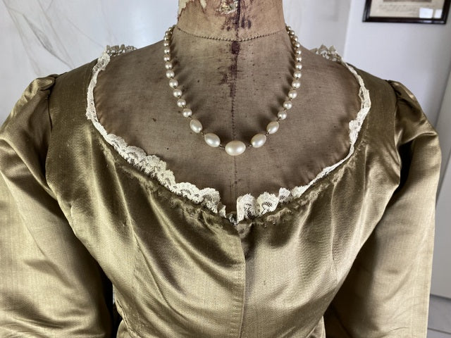 1805–1810 white silk Empire gown with high waistline, short sleeves and classical draped skirt, antique dress