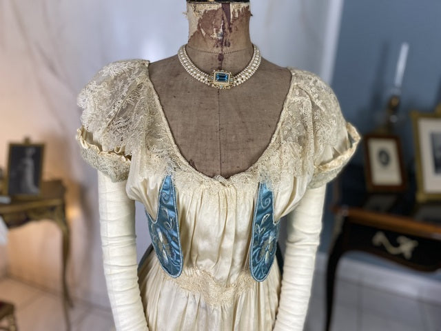 Abendkleid aus Chantilly und himmelblauem Satin, ca. 1914