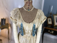 Abendkleid aus Chantilly und himmelblauem Satin, ca. 1914