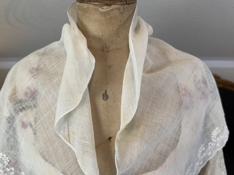 Rokokodamen-Musselin-Fichu-Schal, England, ca. 1785–1790
