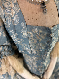 Robe à la Française aus blauem und cremefarbenem Seidendamast – authentisches Kleid aus dem 18. Jahrhundert, ca. 1770
