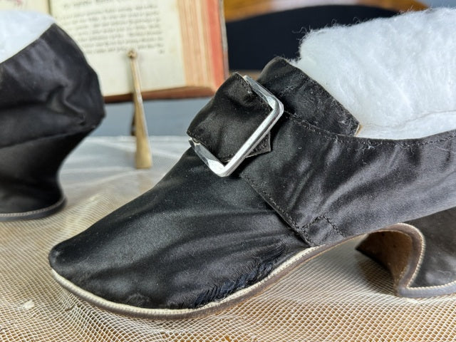 Spätbarocke Damenschuhe, 1730er–1740er Jahre – Seltene englische Seidenschuhe aus dem 18. Jahrhundert