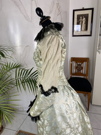 Antikes zweiteiliges Dinnerkleid aus Seidenbrokat, ca. 1898