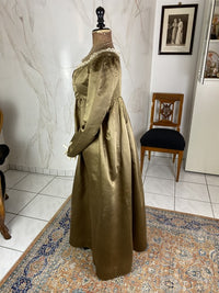 1805–1810 white silk Empire gown with high waistline, short sleeves and classical draped skirt, antique dress
