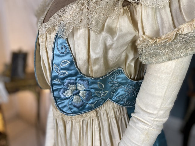 Abendkleid aus Chantilly und himmelblauem Satin, ca. 1914