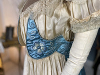 Abendkleid aus Chantilly und himmelblauem Satin, ca. 1914