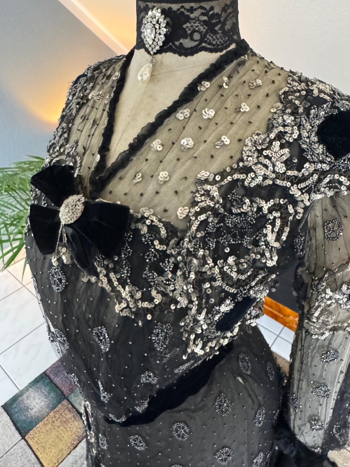 MARC WALTER Außergewöhnliches Abendkleid ca. 1904 – Pariser Couture-Meisterwerk aus Spitze, Tüll und Samt