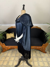 MARSHALL FIELD & Co. Antiker Kapuzenumhang, Chicago, ca. 1924 – Dunkelblauer Seiden-Flapper-Umhang