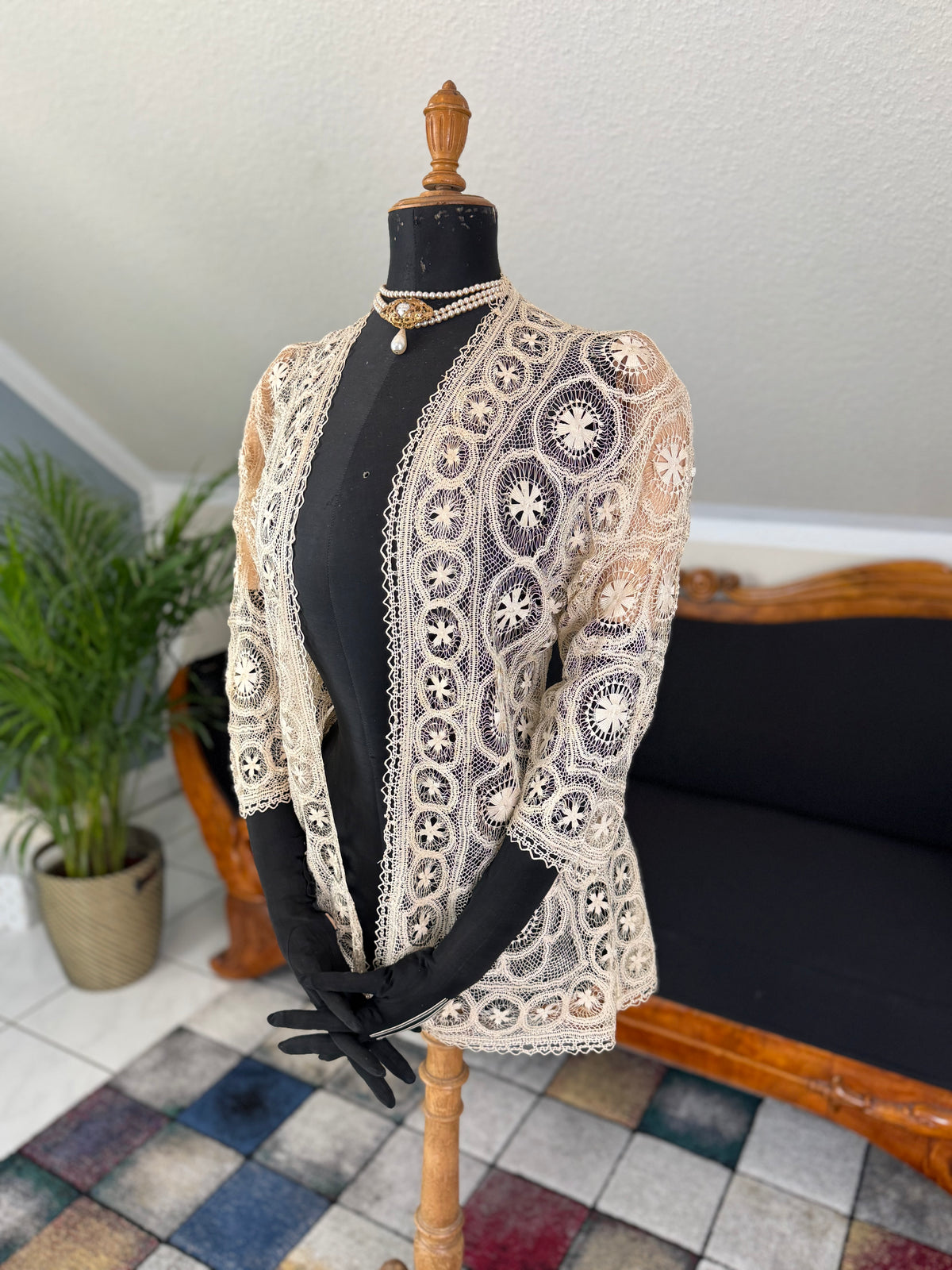 Antike Teneriffa-Spitzenjacke von 1911 – Feine Nadelspitzen-Medaillonarbeit
