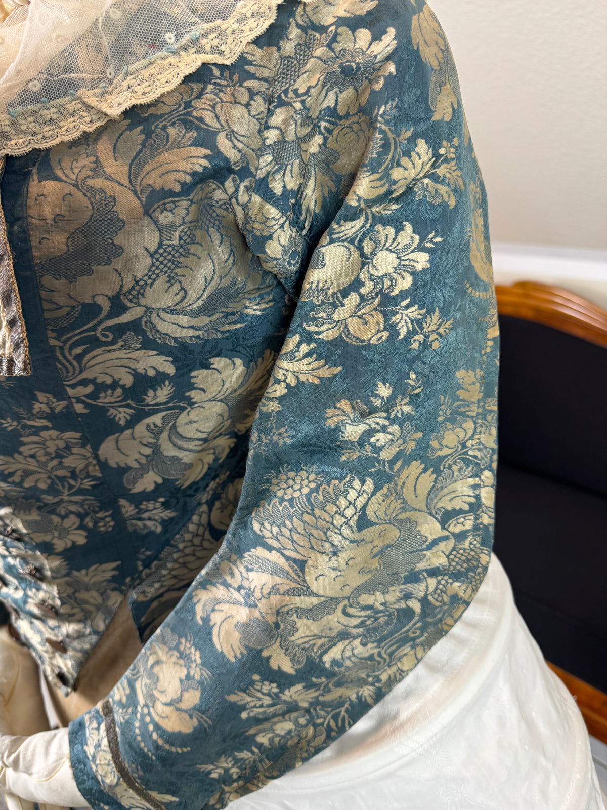 Rokoko Caraco 1750 – Blau-weiß geblümte Seide, Jacke im Reitstil