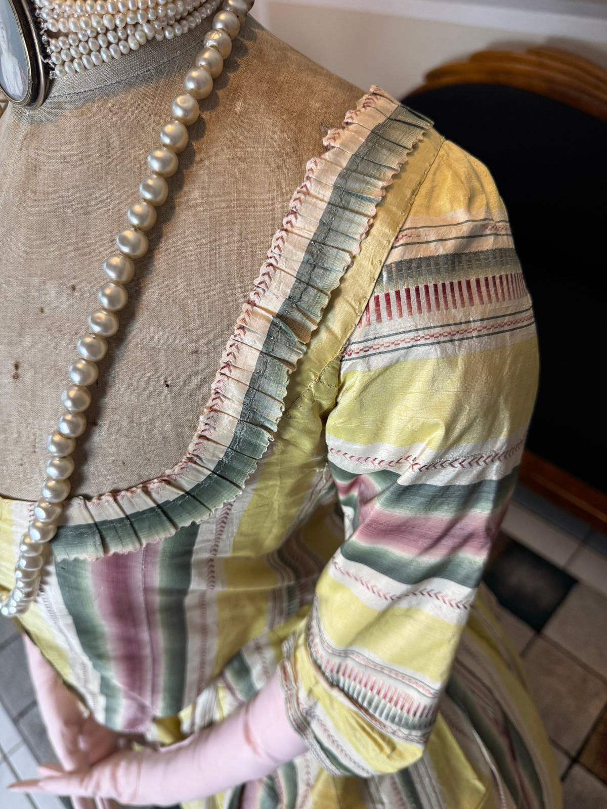 Eine Robe à l’Anglaise aus gelb, grün und pink gestreiftem Seidentaft, ca. 1770