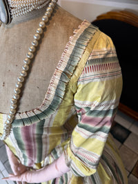 Eine Robe à l’Anglaise aus gelb, grün und pink gestreiftem Seidentaft, ca. 1770