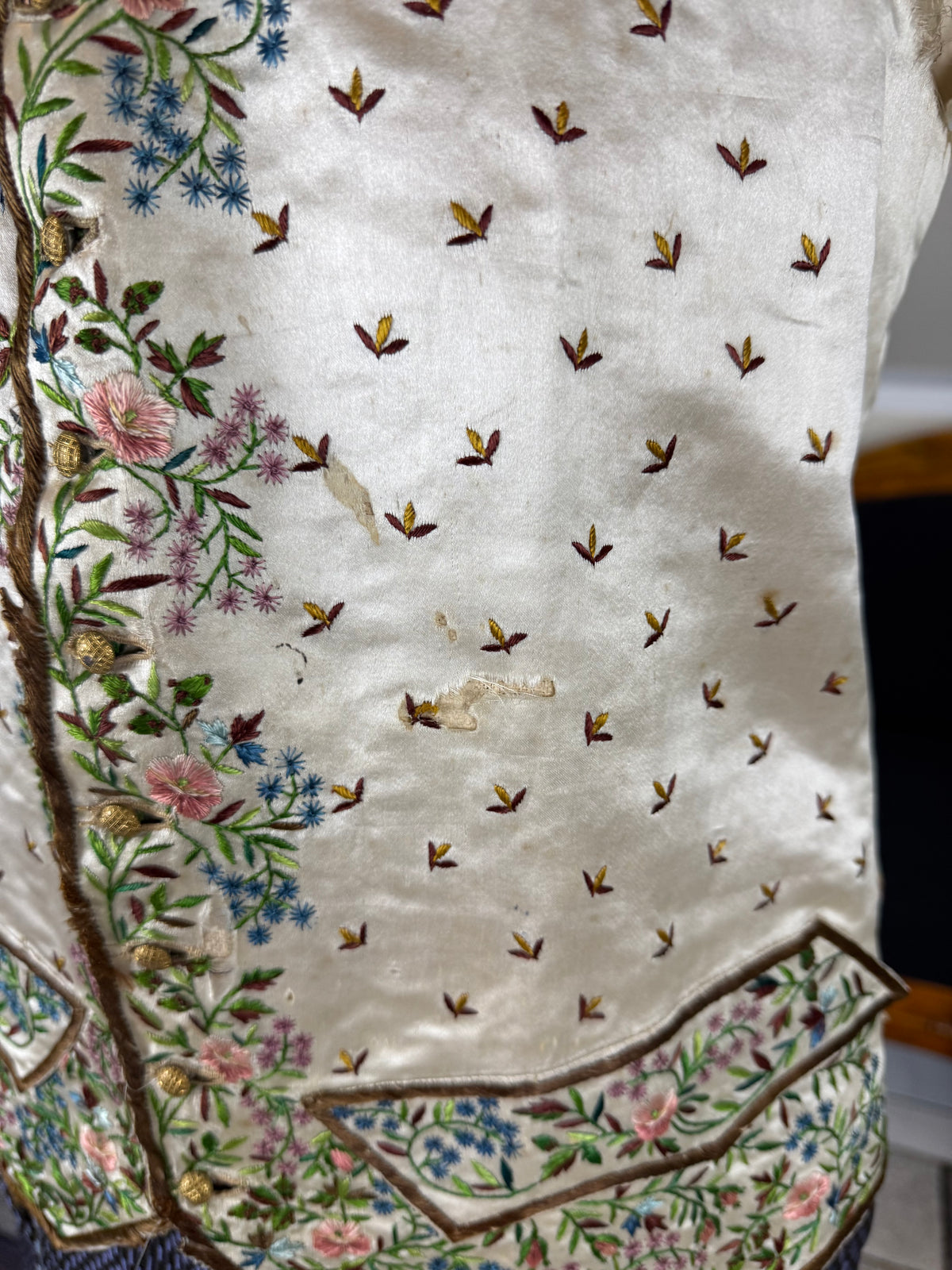Antike Weste und blaue knielange Seidenhose, ca. 1790 – Besticktes florales Herrenensemble