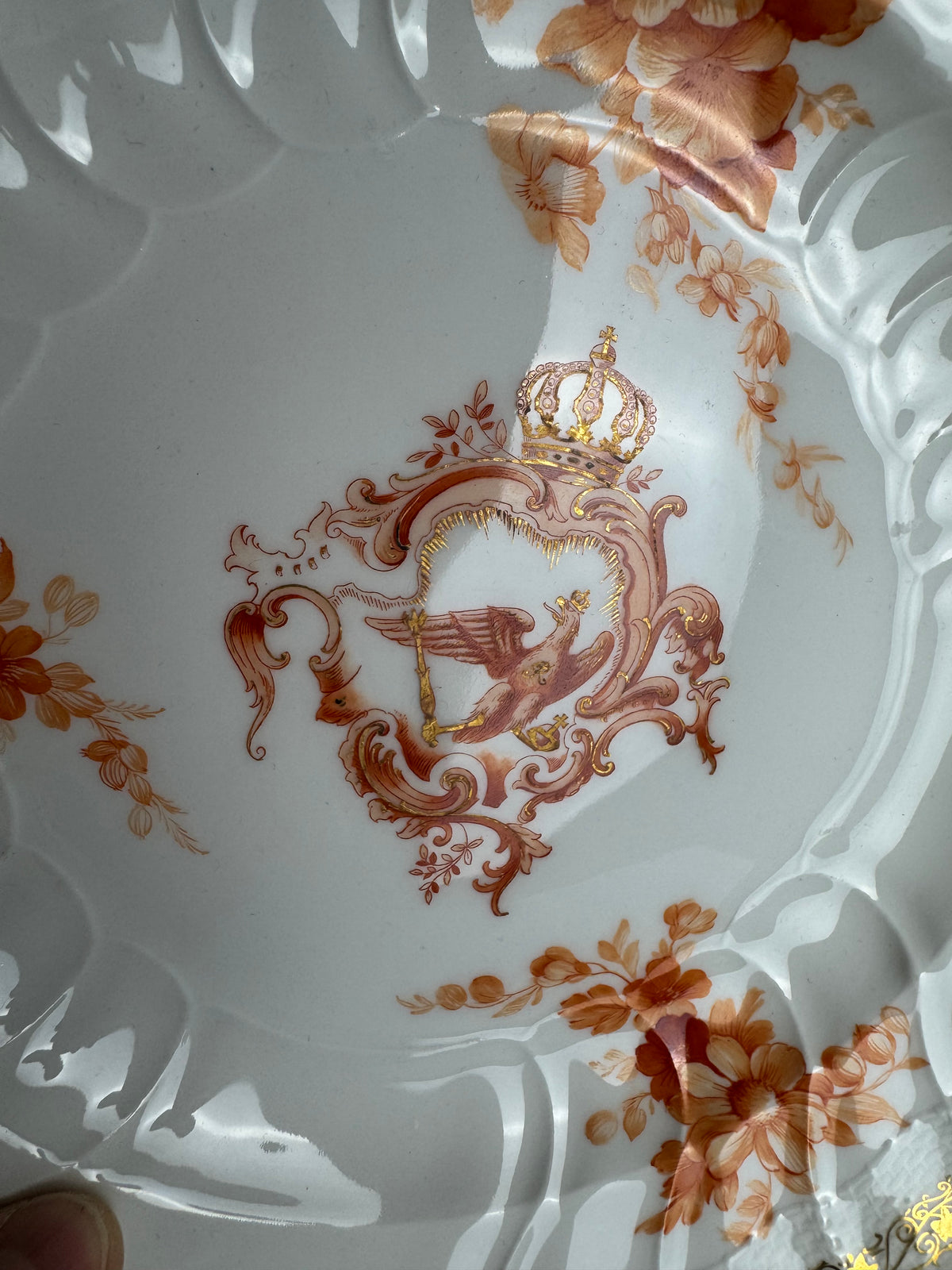 Imperial porcelain Wilhelm II — gold vine‑leaf border and floral decoration close‑up