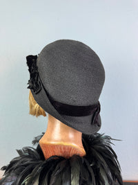 Antiker asymmetrischer Strohhut, England, ca. 1920