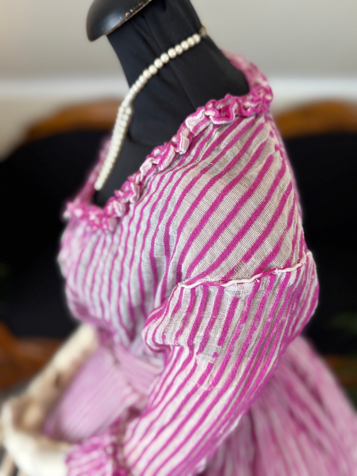 Sommerliche Eleganz einer jungen Dame – Antikes Kleid, ca. 1858