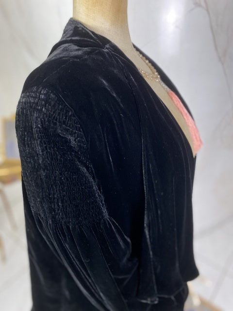 Antike schwarze Samtjacke, England, ca. 1928 – Plissierte Schultern & Asymmetrische Vorderseite