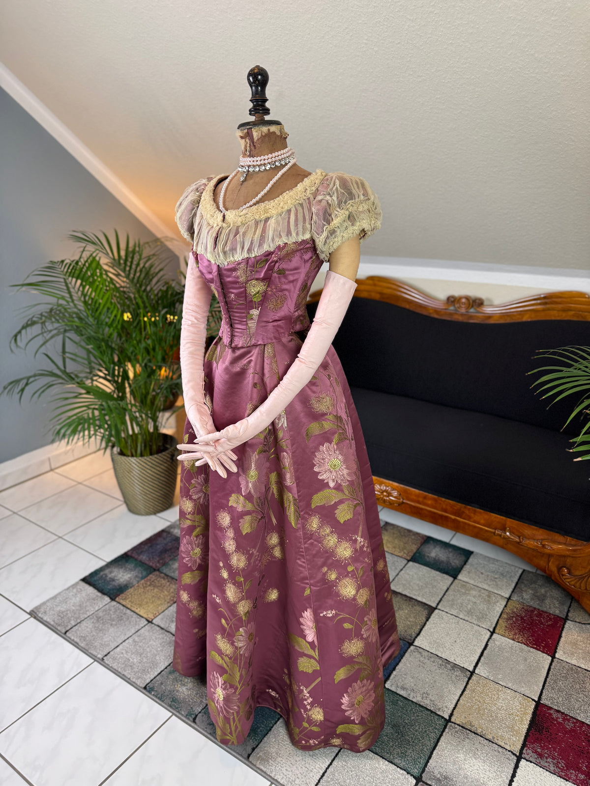 Antikes lilafarbenes Seiden-Ballkleid aus der viktorianischen Ära, ca. 1895