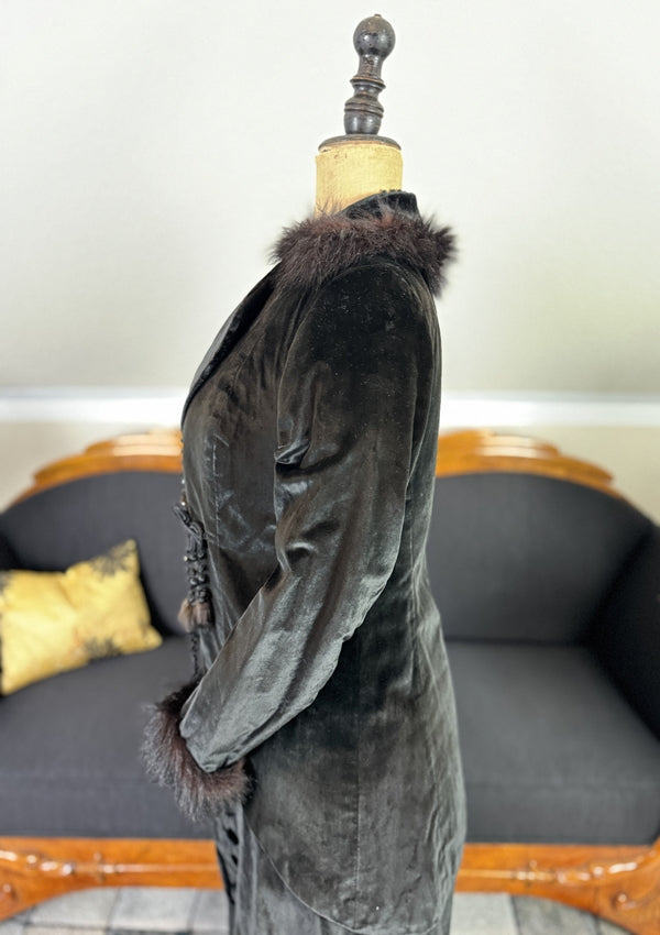 Antikes Gehkleid aus der Titanic-Ära, ca. 1912 – dreiteiliges Ensemble aus Samt