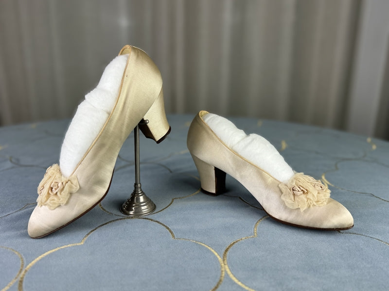 Hochzeitsschuhe aus der Titanic-Ära – Brautschuhe aus elfenbeinfarbener Seide, ca. 1912