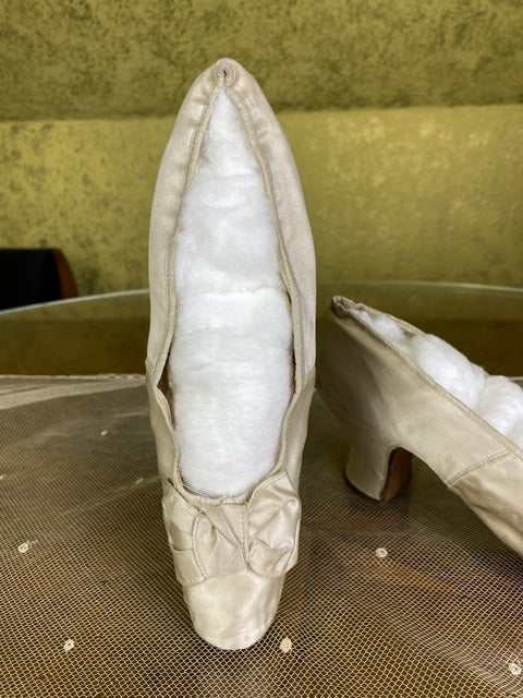 Antike cremefarbene Satin-Hochzeitspumps, Spanien, ca. 1880