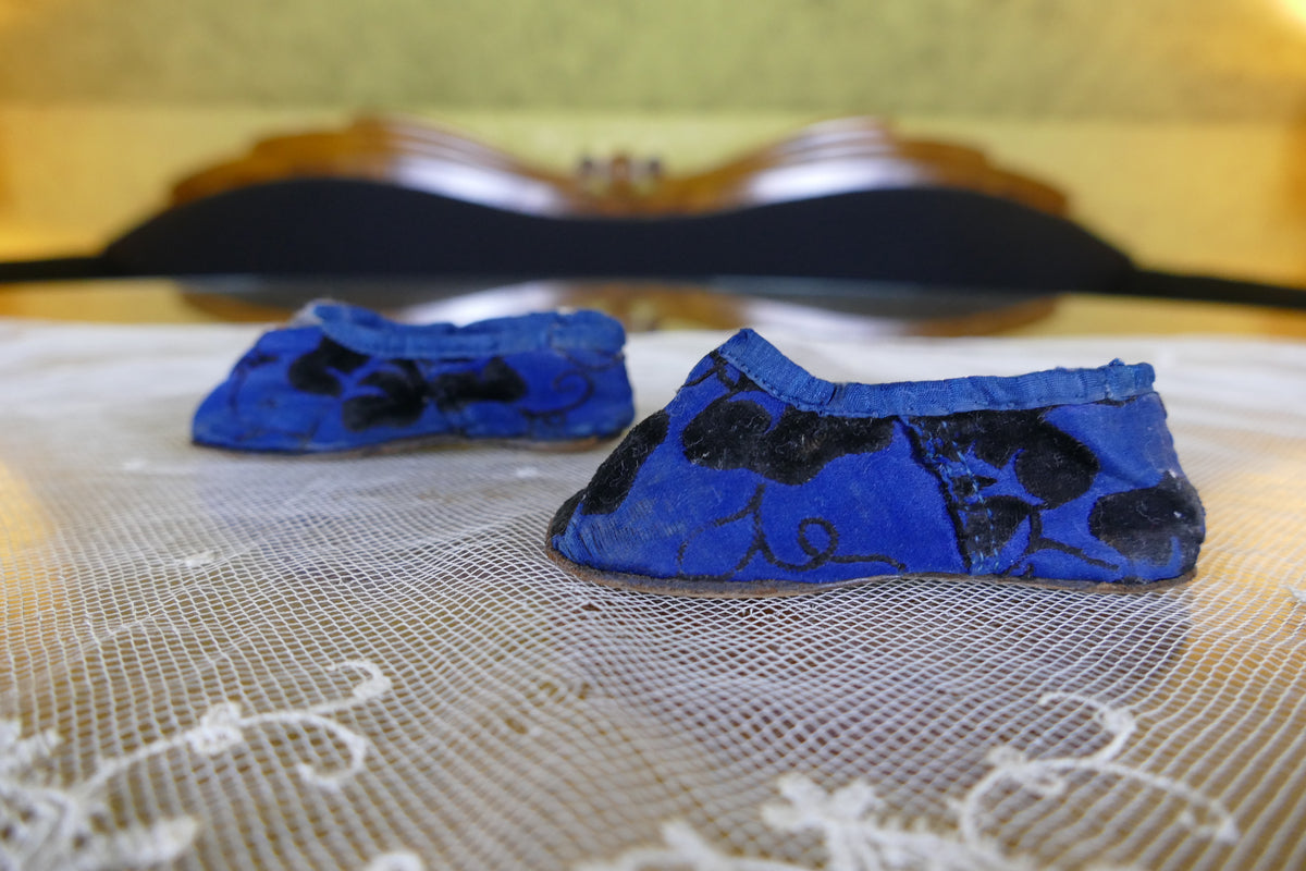Antike Babyschuhe mit blauem Stoff, ca. 1880