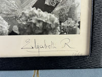 Signiertes Foto von Königinmutter Elizabeth, Queen Mum, 1962