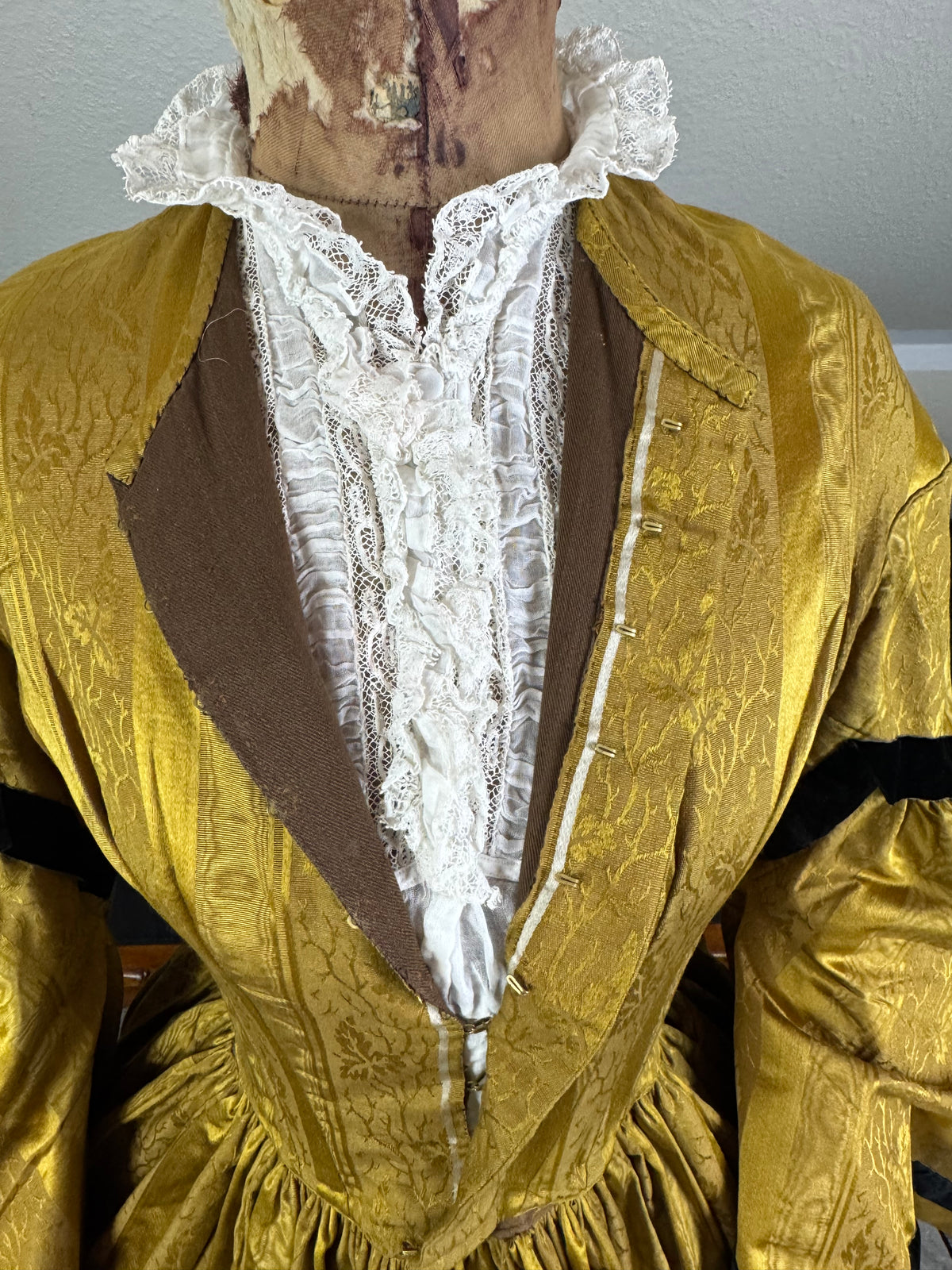 Antikes viktorianisches Tageskleid aus dunklem Goldbrokat, ca. 1858