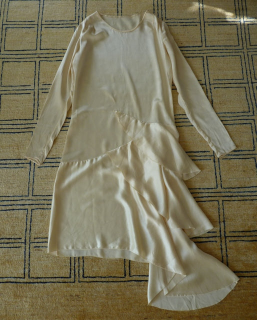 Antikes asymmetrisches Satinbrautkleid, 1920er Jahre – Cremefarbenes Art-déco-Brautkleid