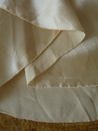 Antikes asymmetrisches Satinbrautkleid, 1920er Jahre – Cremefarbenes Art-déco-Brautkleid