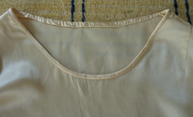 Antikes asymmetrisches Satinbrautkleid, 1920er Jahre – Cremefarbenes Art-déco-Brautkleid