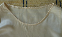 Antikes asymmetrisches Satinbrautkleid, 1920er Jahre – Cremefarbenes Art-déco-Brautkleid