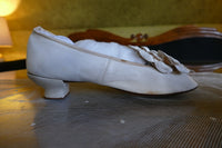 Antike Ziegenlederschuhe in Cremeweiß, ca. 1863–1870