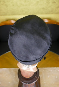 Schwarz-orangefarbene Glocke im Haubenstil, ca. 1926