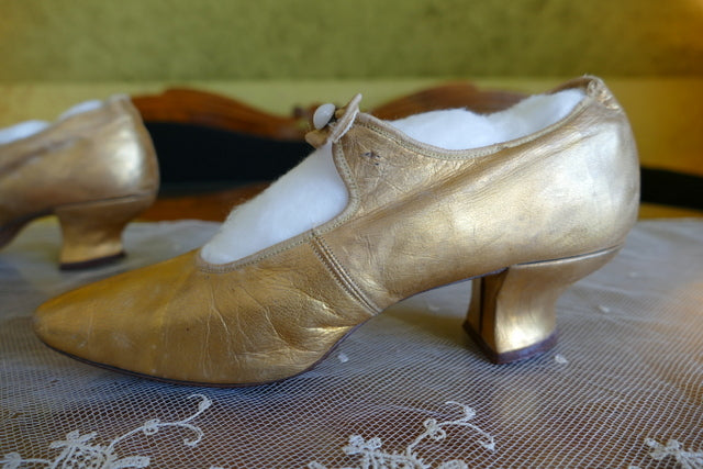 Goldene Abendpumps, ca. 1910