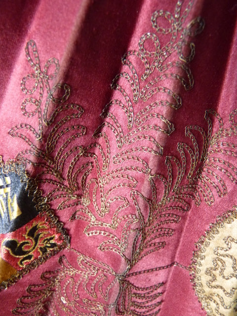 Faltfächer aus rotem Satin, ca. 1905
