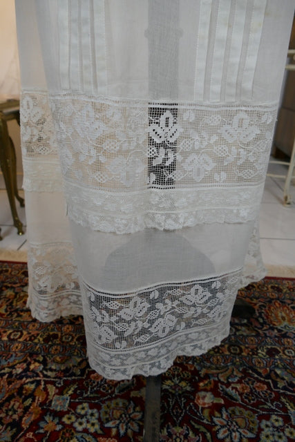 Antikes edwardianisches maltesisches Spitzen-Teekleid, ca. 1908