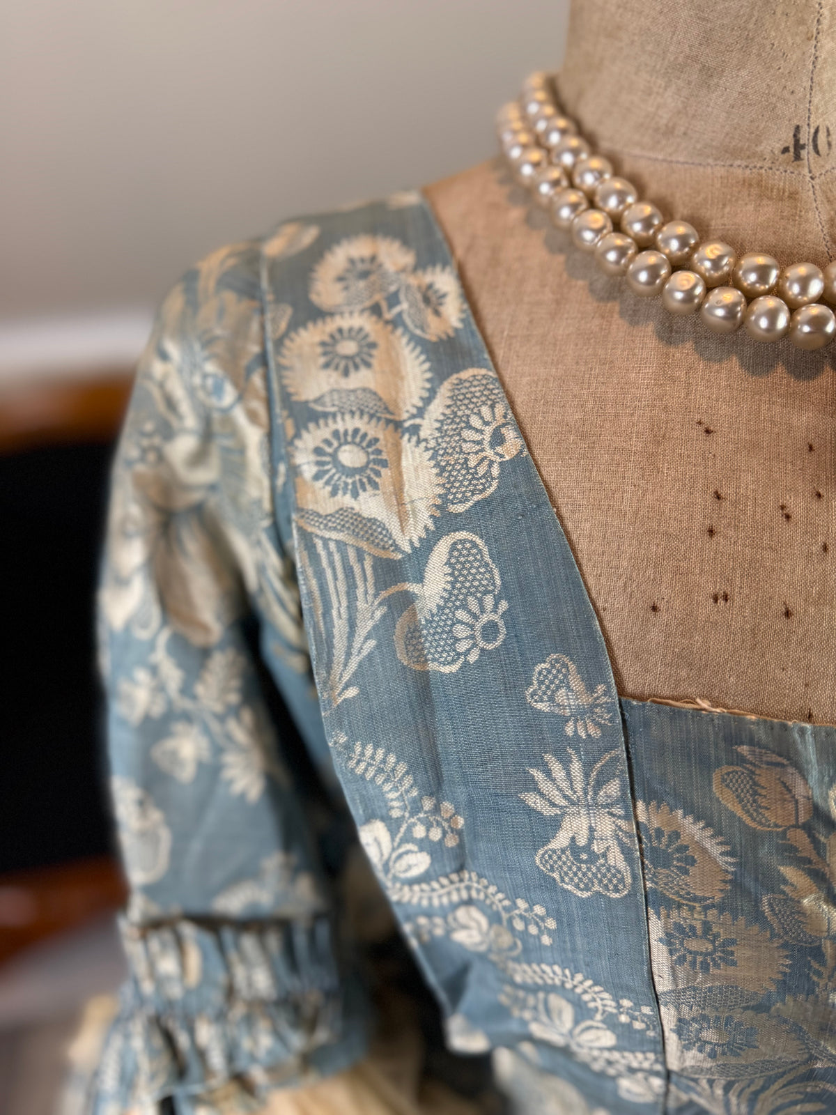 Robe à la Française aus blauem und cremefarbenem Seidendamast – authentisches Kleid aus dem 18. Jahrhundert, ca. 1770
