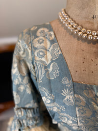 Robe à la Française aus blauem und cremefarbenem Seidendamast – authentisches Kleid aus dem 18. Jahrhundert, ca. 1770