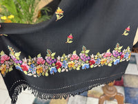 Wollschal mit gestickten Blumenmotiven, ca. 1900