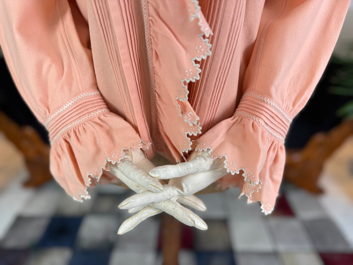 KÖNIGLICHE Bettjacke, aus dem Nachlass der Herzogin Maria Immakulata von Württemberg, geborene Erzherzogin von Österreich, 1900