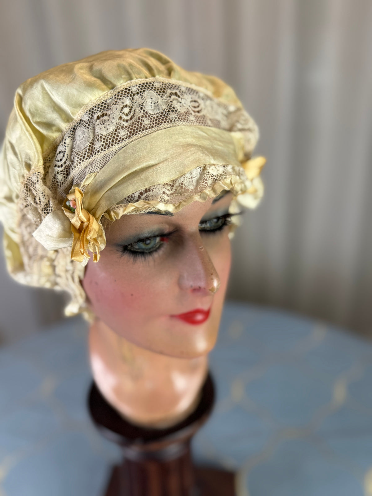 Antike gelbe Boudoir-Mütze, 1920er